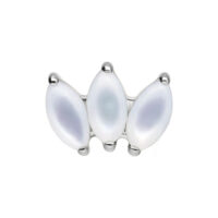 Accesorio de loto plateado con amatista y piedra de luna sobre fondo blanco