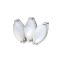 Adorno de loto plateado con tres incrustaciones de piedra lunar brillantes sobre fondo blanco