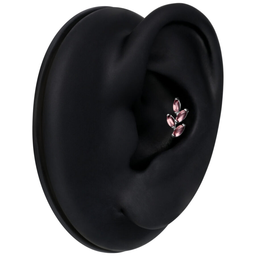 Aplique de piercing plateado con amatista en exhibidor de oreja negro