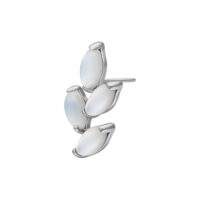 Push Fit accesorio de plata con piedra lunar Accesorio Push Fit de plata con cuatro piedras lunares sobre fondo blanco