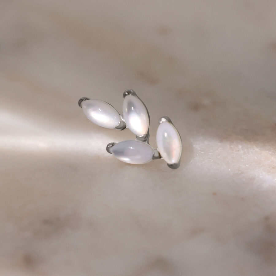 Accesorio Push Fit de plata con piedra luna sobre fondo claro