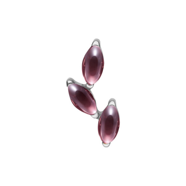 Ajuste de piercing triple de amatista en plata sobre fondo blanco
