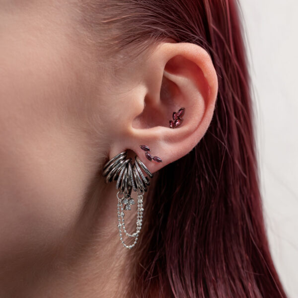 Oreja con piercing de titanio plateado y piedras de amatista, vista lateral