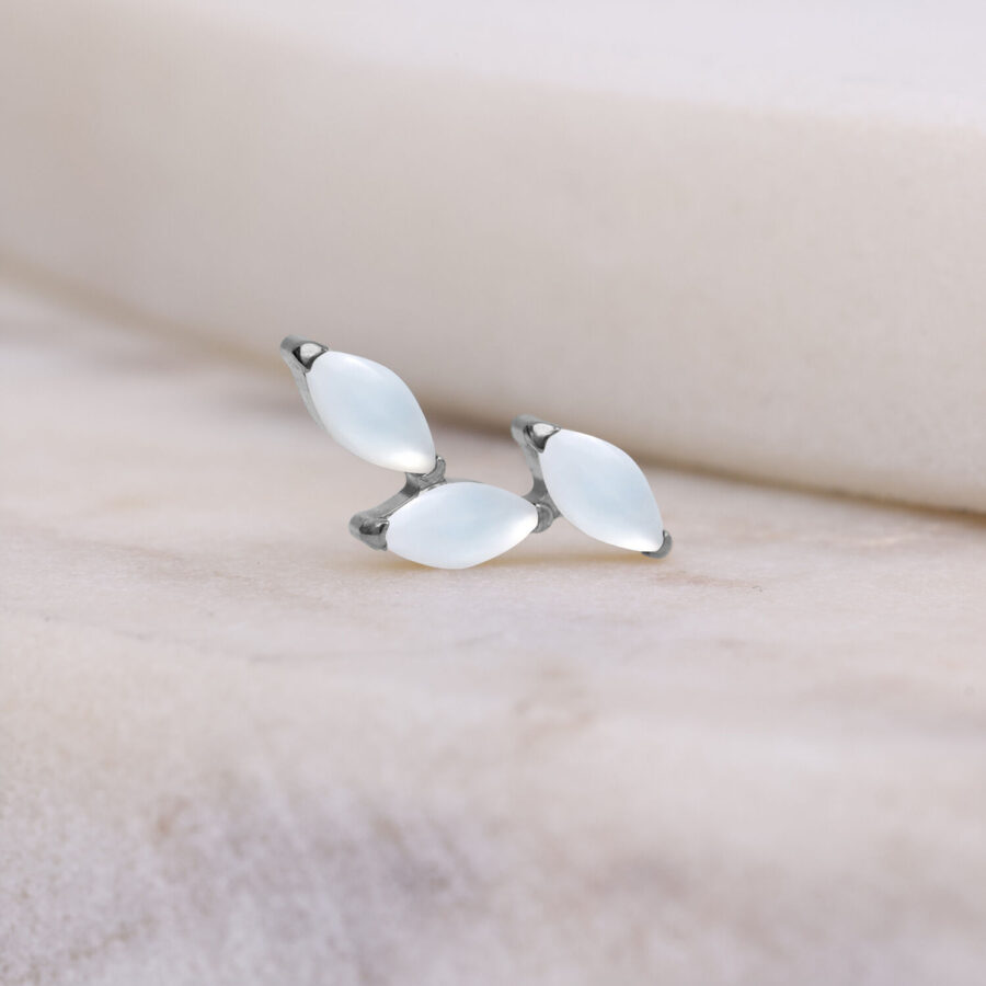 Accesorio Push Fit plateado con piedra lunar sobre fondo neutro