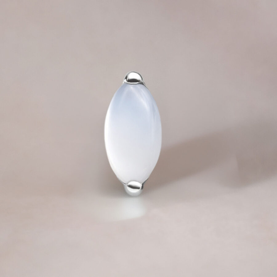 Accesorio Push Fit plateado con piedra luna ovalada sobre fondo neutro