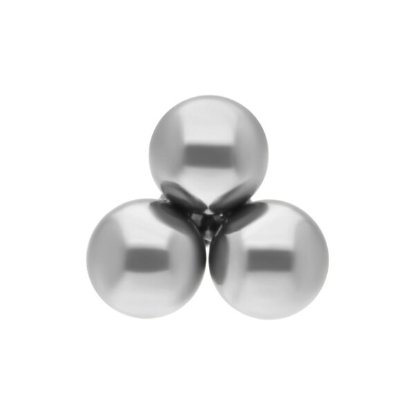 Accesorio triple de titanio plateado para piercings sobre fondo blanco