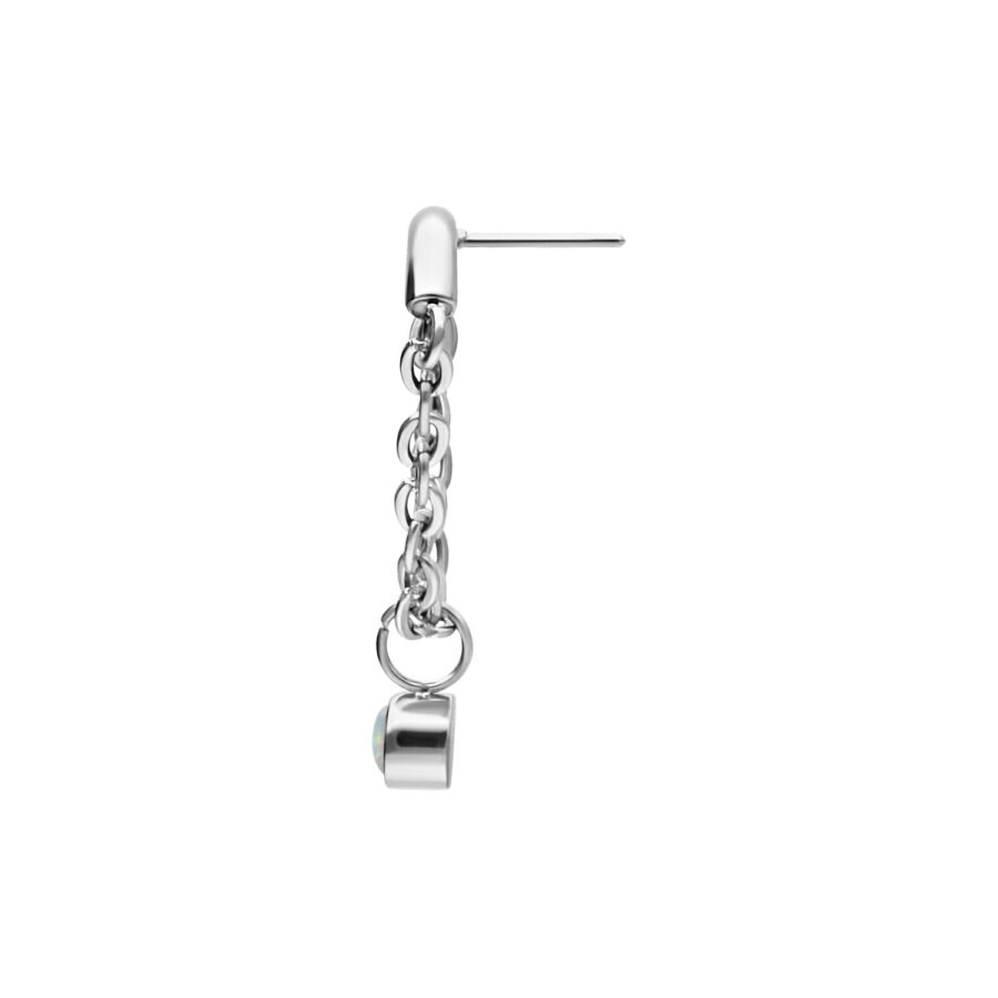 Accesorio de piercing plateado con ópalo sintético sobre fondo blanco