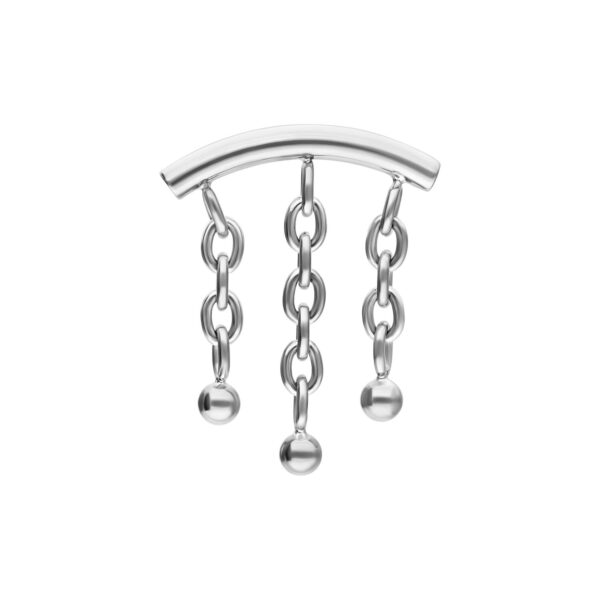 Accesorio de hélix plateado con cadenas y bolas sobre fondo blanco