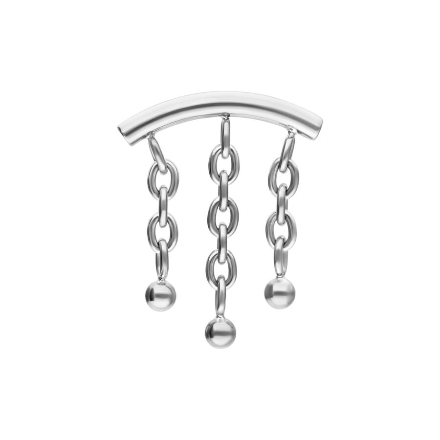 Accesorio de hélix plateado con cadenas y bolas sobre fondo blanco