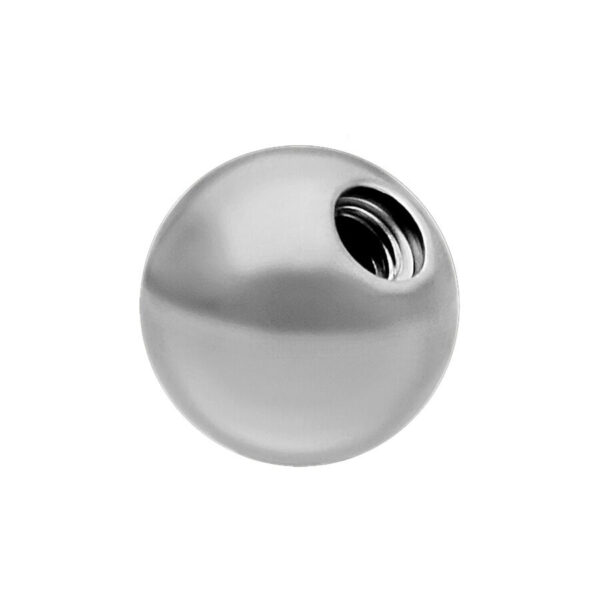 Bola plateada de titanio con rosca interna sobre fondo blanco