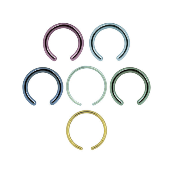 Seis anillos de clip anodizados de colores sin bola sobre fondo blanco