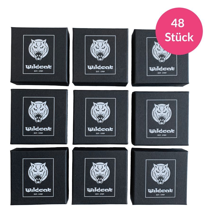 Nueve cajas de joyería negras con logo de Wildcat sobre fondo blanco, 48 piezas