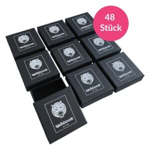Set aus neun schwarzen Wildcat Logo Schmuckboxen auf weißem Hintergrund
