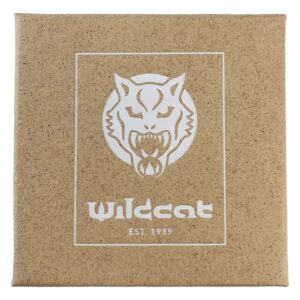 Braune Wildcat Schmuckbox mit weißem Logo auf neutralem Hintergrund