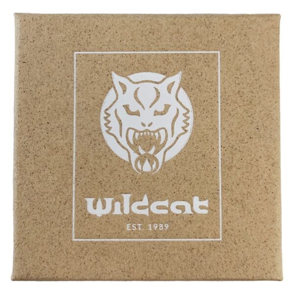 Joyero marrón de Wildcat con logo blanco sobre fondo neutro