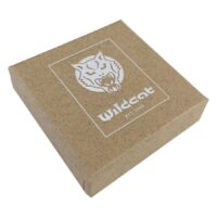 Caja de joyas marrón de cartón con el logo de Wildcat sobre fondo blanco