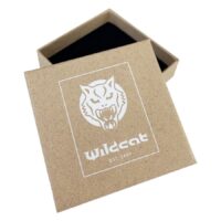 Caja de joyas cuadrada de cartón marrón con logo blanco de Wildcat y forro interior negro