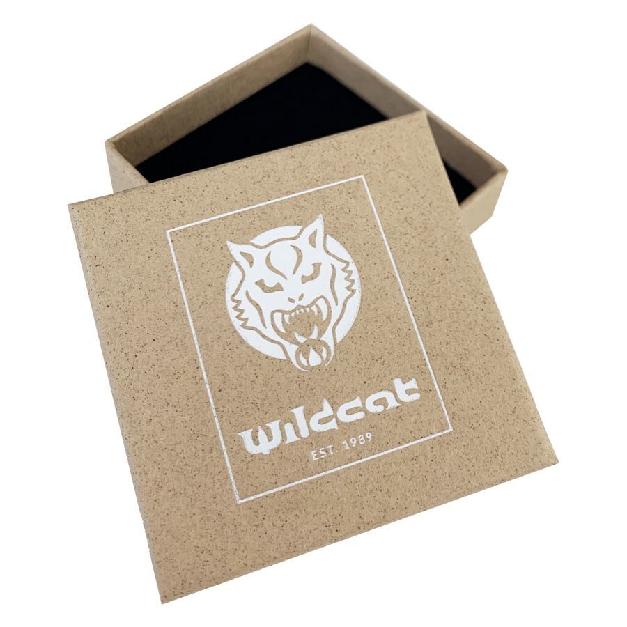 Caja de joyas cuadrada de cartón marrón con logo blanco de Wildcat y forro interior negro