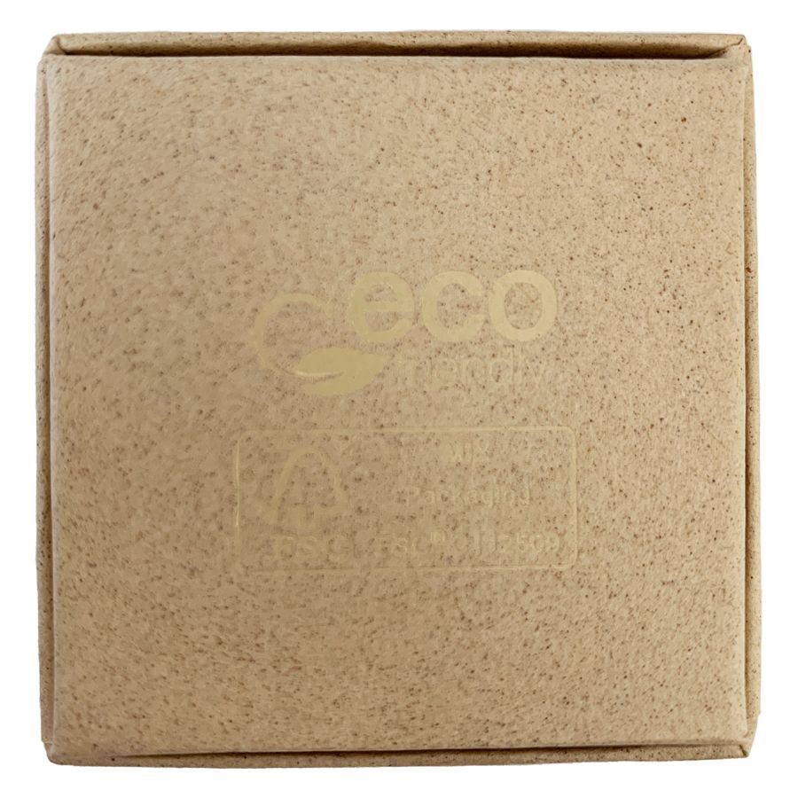 Caja de cartón cuadrada con logo de Wildcat sobre fondo beige