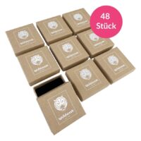 Nueve cajas de joyería marrones con el logo de Wildcat, una abierta, sobre fondo blanco