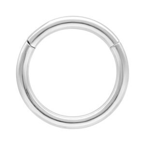 Anillo con bisagra de oro blanco con 1,2 mm de grosor y 14,0 mm de diámetro interno sobre fondo blanco