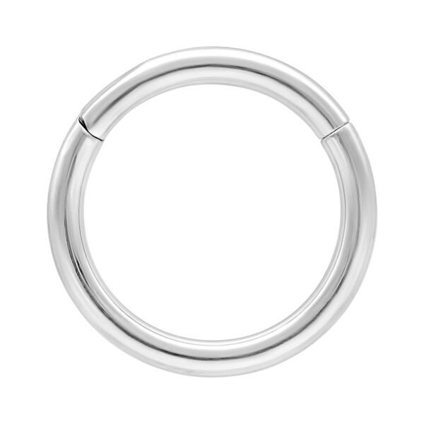 Anillo con bisagra de oro blanco con 1,2 mm de grosor y 14,0 mm de diámetro interno sobre fondo blanco