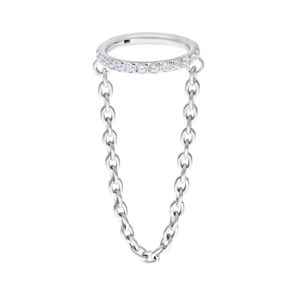 Anillo articulado de titanio en oro blanco con cadena de cristales sobre fondo blanco