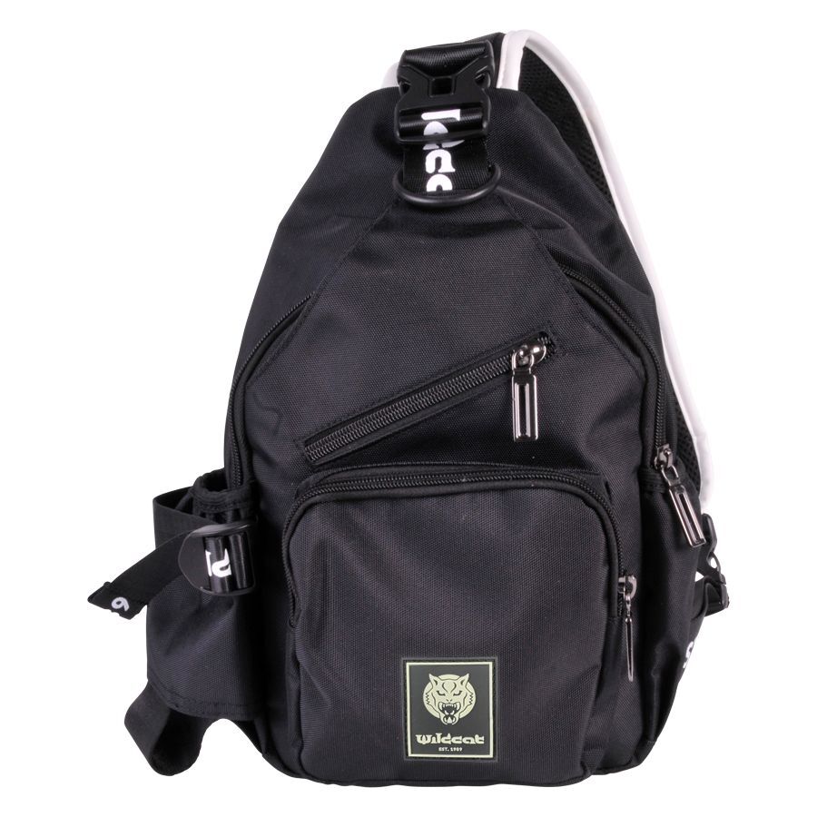 Schwarze Tattoo Artist Tasche von Wildcat mit mehreren Reißverschlüssen auf weißem Hintergrund