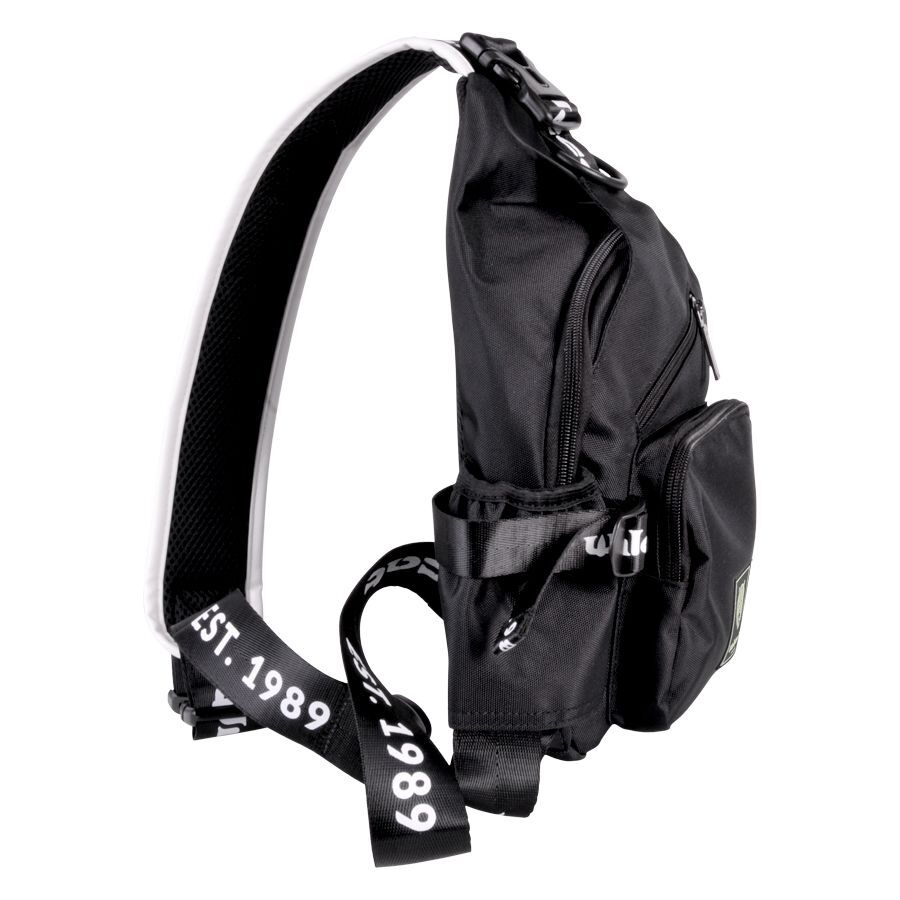 Bolsa negra Wildcat Tattoo Artist con correa ajustable sobre fondo blanco