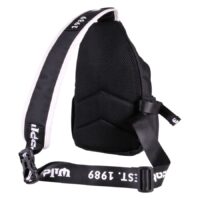 Bolsa negra Wildcat Tattoo Artist con correa ajustable sobre fondo blanco