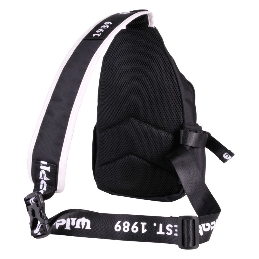 Bolsa negra Wildcat Tattoo Artist con correa ajustable sobre fondo blanco