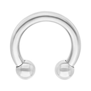 Barbell circular de titanio plateado con 10 mm de diámetro interno y bolas de 5 mm sobre fondo blanco