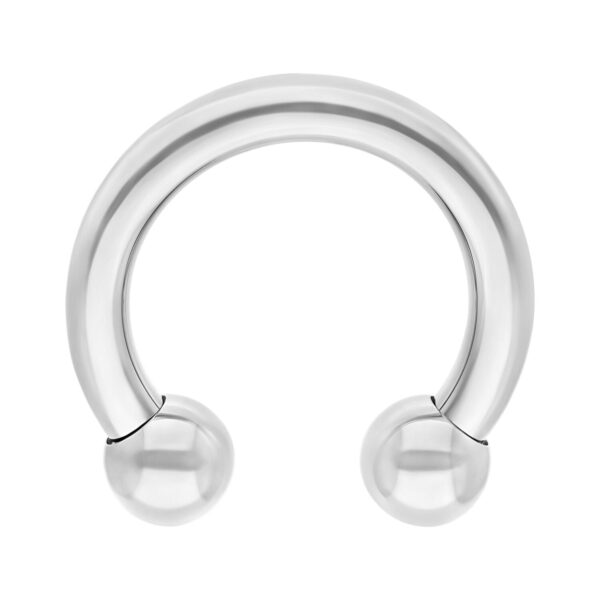 Barbell circular de titanio plateado con 10 mm de diámetro interno y bolas de 5 mm sobre fondo blanco