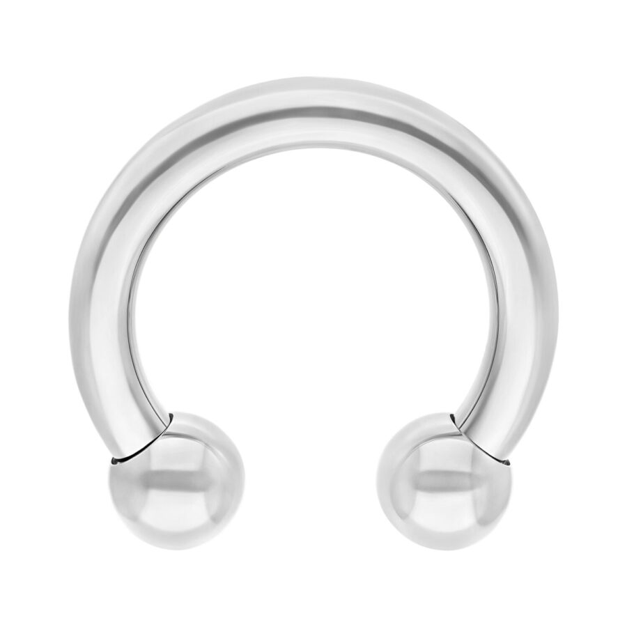 Barbell circular de titanio plateado con 10 mm de diámetro interno y bolas de 5 mm sobre fondo blanco