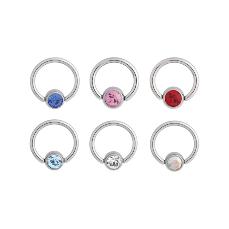 Seis anillos de clip de titanio con cristales de colores sobre fondo blanco