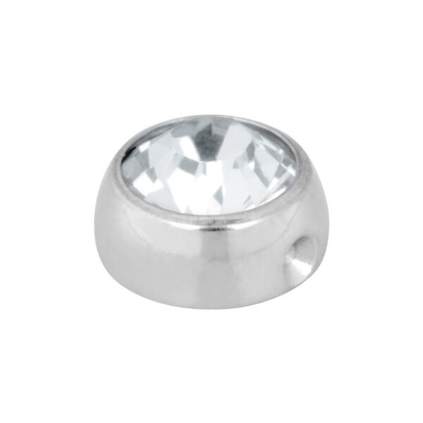 Piercing de metal plateado con cristal claro sobre fondo blanco
