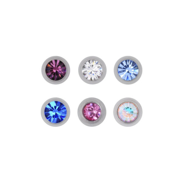 Seis accesorios de titanio para piercings con cristales claros, azules, rosas y multicolores sobre fondo blanco