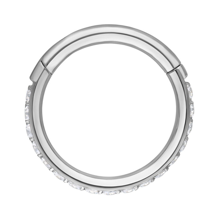 Anillo clicker plateado con pavé de cristal, 6 mm, sobre fondo blanco