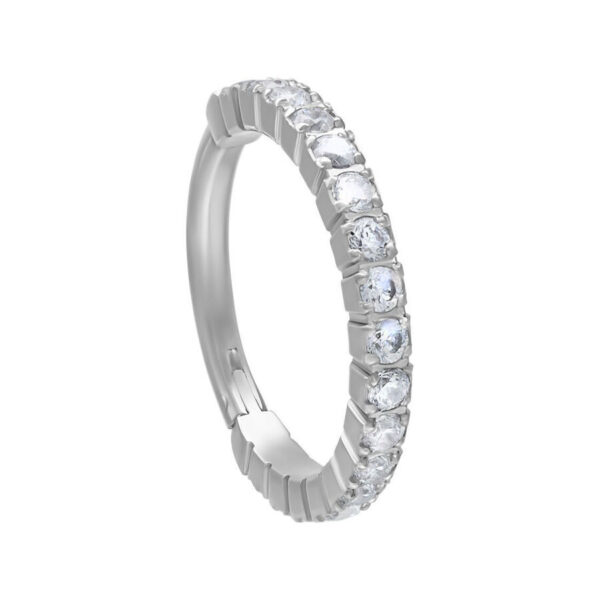 Anillo Clicker plateado con cristales claros sobre fondo blanco