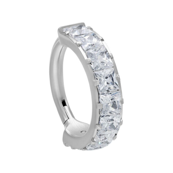 Anillo de piercing plateado con cristales claros, grosor de 1,2 mm, sobre fondo blanco