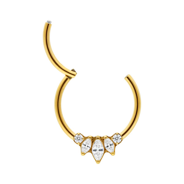 Clicker de titanio dorado con cinco circonitas claras sobre fondo blanco