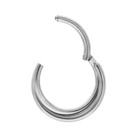 Anillo clicker de titanio plateado con bisagra sobre fondo blanco