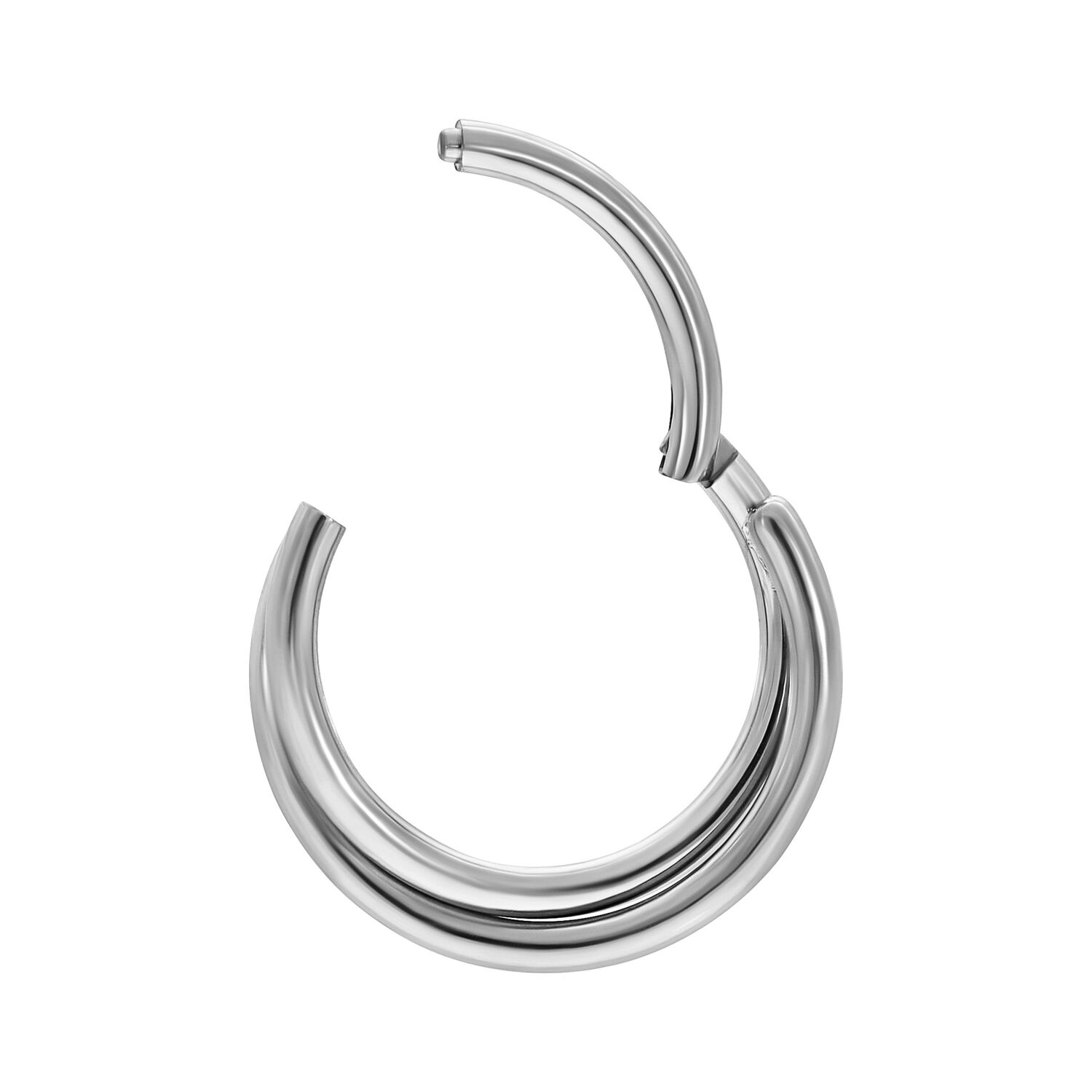 Anillo clicker de titanio plateado con bisagra sobre fondo blanco
