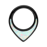 Clicker de septum negro de titanio con ópalo sintético sobre fondo blanco