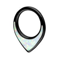 Clicker de septum metálico negro con piedra opalescente sobre fondo blanco
