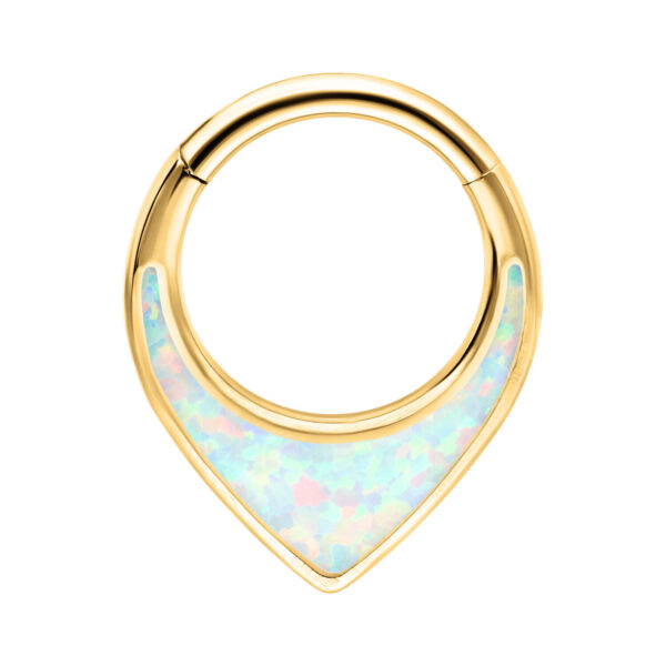 Piercing de septum clicker dorado con inserto de ópalo sintético sobre fondo blanco