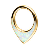 Clicker de septum dorado con ópalo sintético sobre fondo blanco