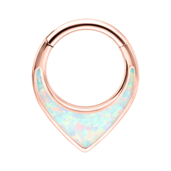 Clicker para septum de oro rosa con ópalo sintético sobre fondo blanco