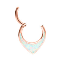 Clicker para septum de oro rosa con ópalo sintético sobre fondo blanco