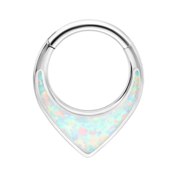 Septum Clicker plateado con ópalo sintético sobre fondo blanco